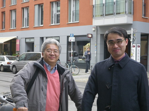 作者與The-Hung Bui在柏林的越南餐廳前合影